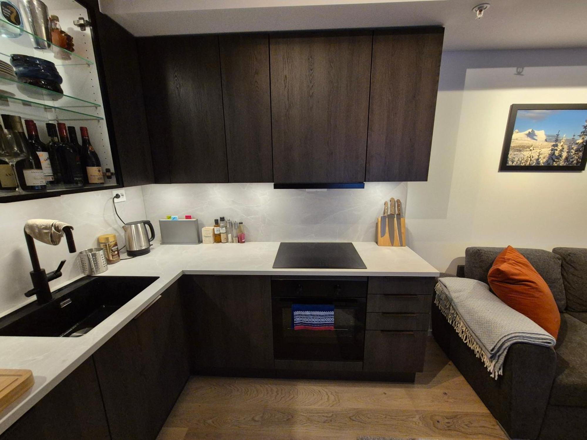 Modern With 2 Bedrooms Apartment *